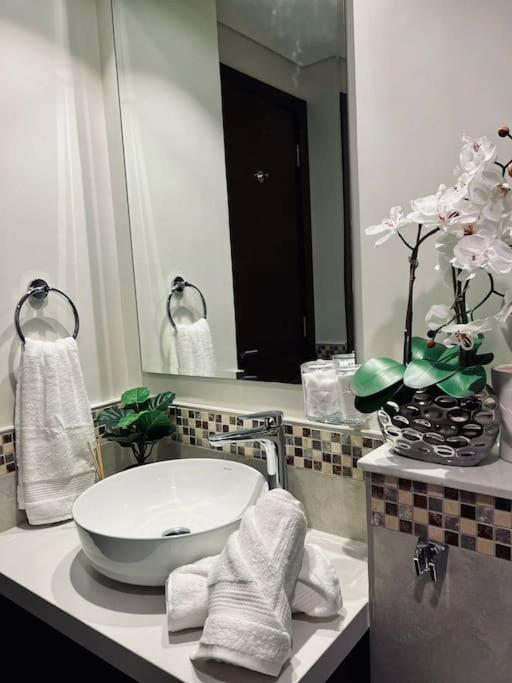 Vera Residences By Damac I 1Br Luxury Aparthotel ดูไบ ภายนอก รูปภาพ